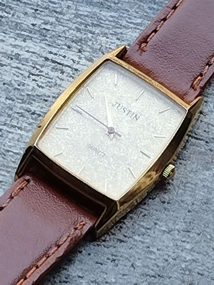 LADIES GOLD JUSTIN WATCH IN EXCELLENT WORKING CONDITION