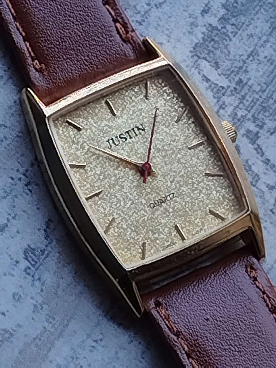 LADIES GOLD JUSTIN WATCH IN EXCELLENT WORKING CONDITION