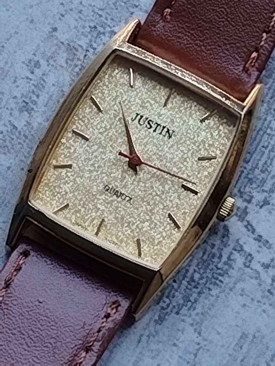 LADIES GOLD JUSTIN WATCH IN EXCELLENT WORKING CONDITION
