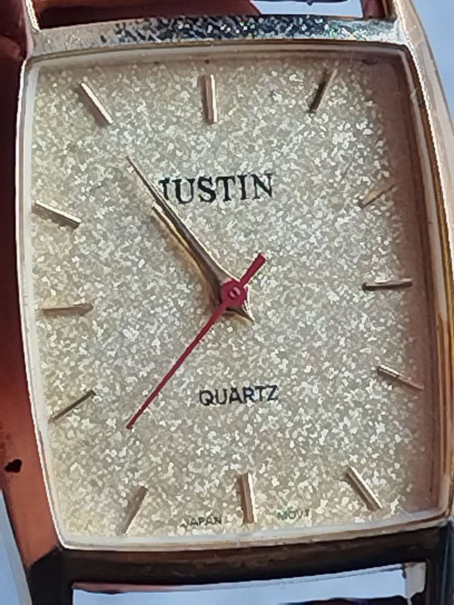LADIES GOLD JUSTIN WATCH IN EXCELLENT WORKING CONDITION