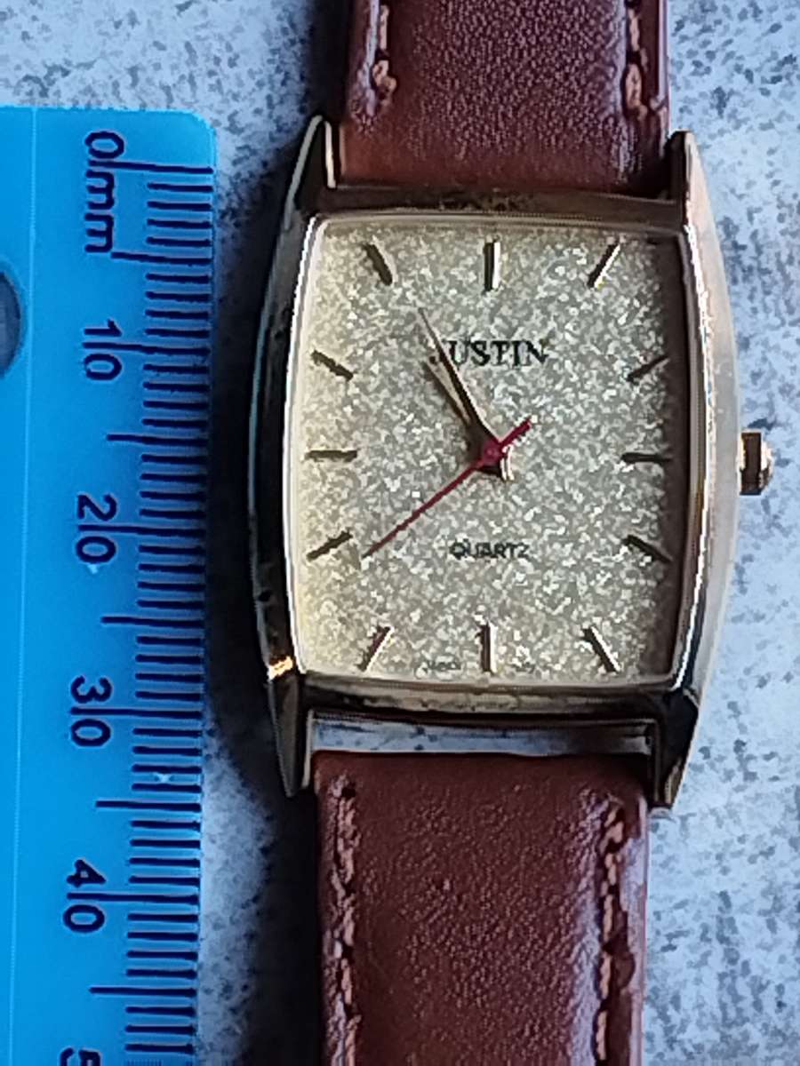 LADIES GOLD JUSTIN WATCH IN EXCELLENT WORKING CONDITION