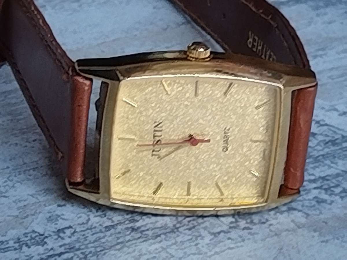 LADIES GOLD JUSTIN WATCH IN EXCELLENT WORKING CONDITION