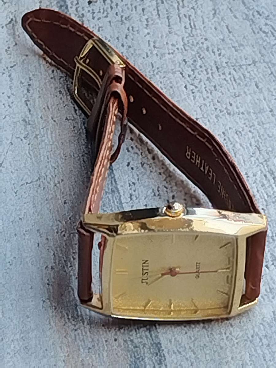 LADIES GOLD JUSTIN WATCH IN EXCELLENT WORKING CONDITION
