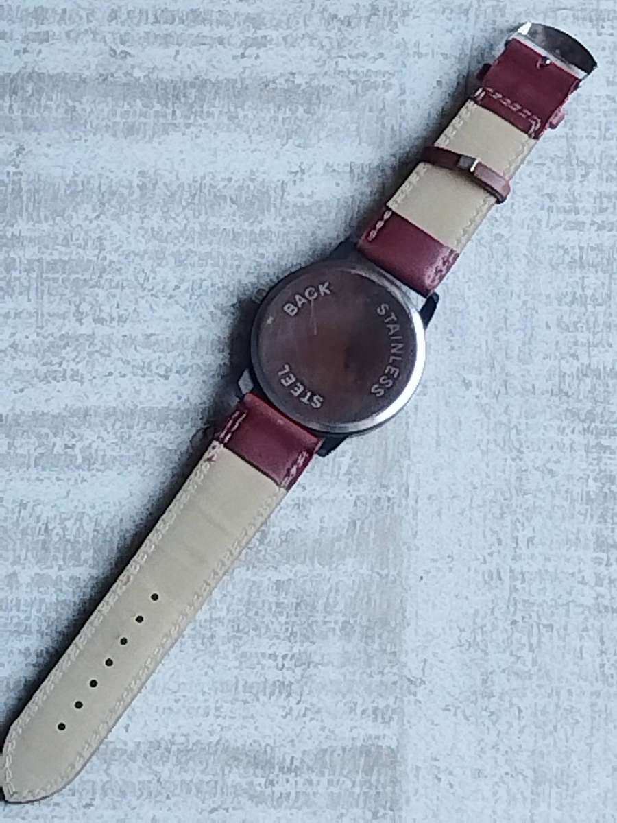 MENS BULKY BAISHA FASHION WATCH IN EXCELLENT WORKING CONDITION