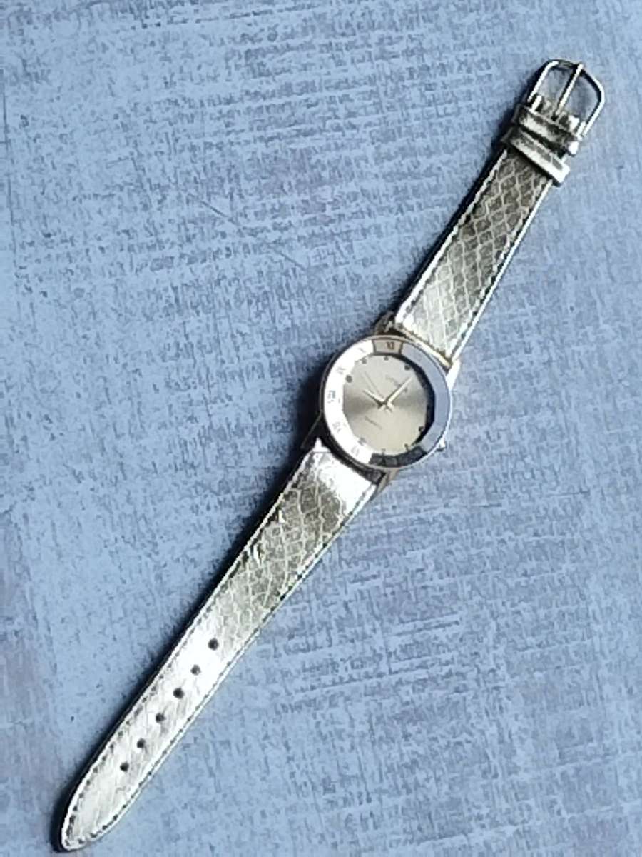 STUNNING AND ELEGANT LADIES UTOPIA ALL GOLD WATCH IN EXCELLENT WORKING CONDITION