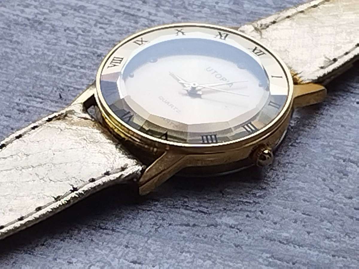 STUNNING AND ELEGANT LADIES UTOPIA ALL GOLD WATCH IN EXCELLENT WORKING CONDITION