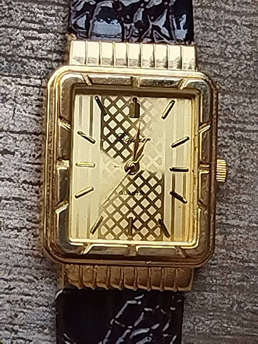LADIES GOLD LAURIER WATCH IN EXCELLENT WORKING CONDITION