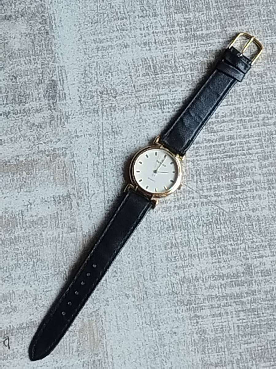 LADIES GOLD ROMANO WATCH IN EXCELLENT WORKING CONDITION