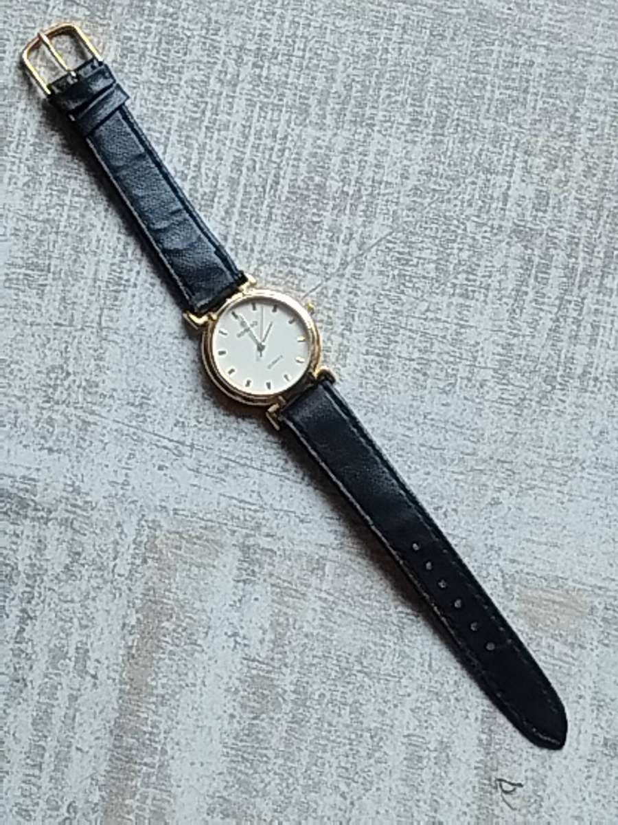 LADIES GOLD ROMANO WATCH IN EXCELLENT WORKING CONDITION
