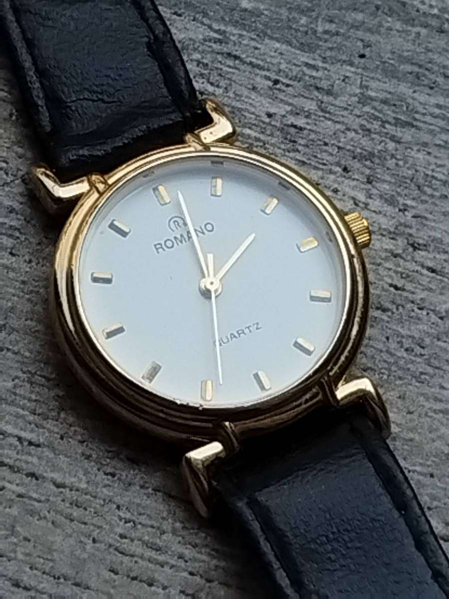 LADIES GOLD ROMANO WATCH IN EXCELLENT WORKING CONDITION