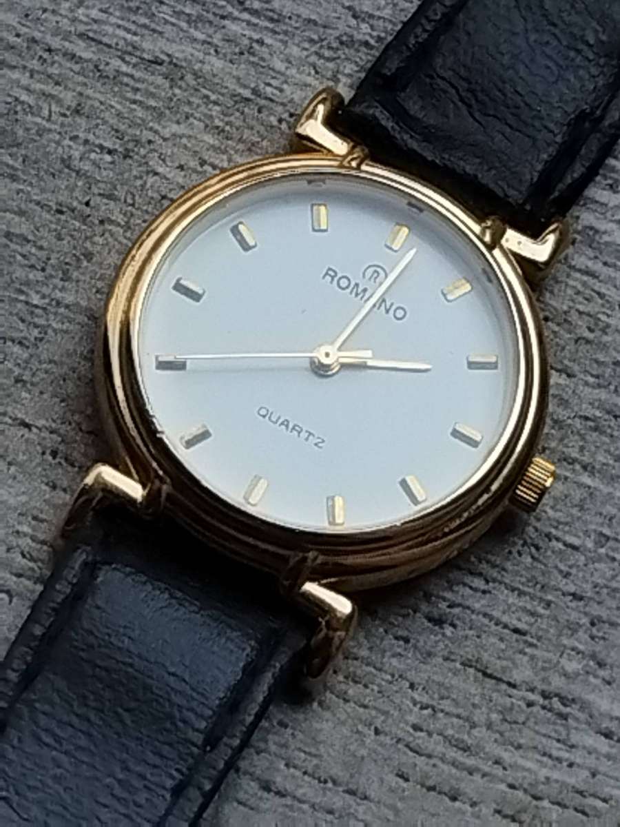 LADIES GOLD ROMANO WATCH IN EXCELLENT WORKING CONDITION