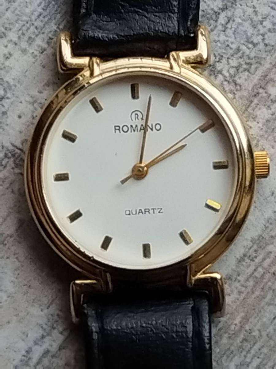 LADIES GOLD ROMANO WATCH IN EXCELLENT WORKING CONDITION