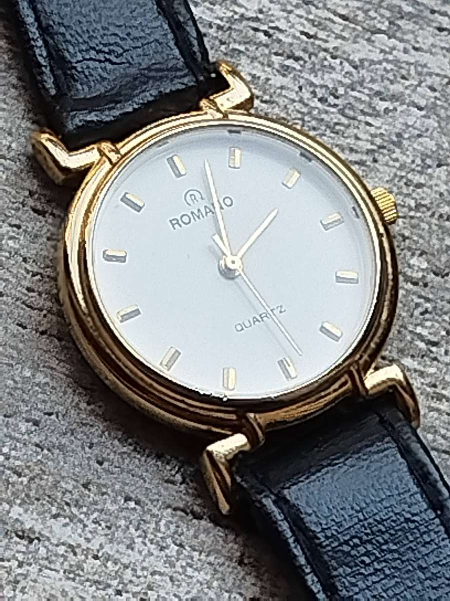 LADIES GOLD ROMANO WATCH IN EXCELLENT WORKING CONDITION