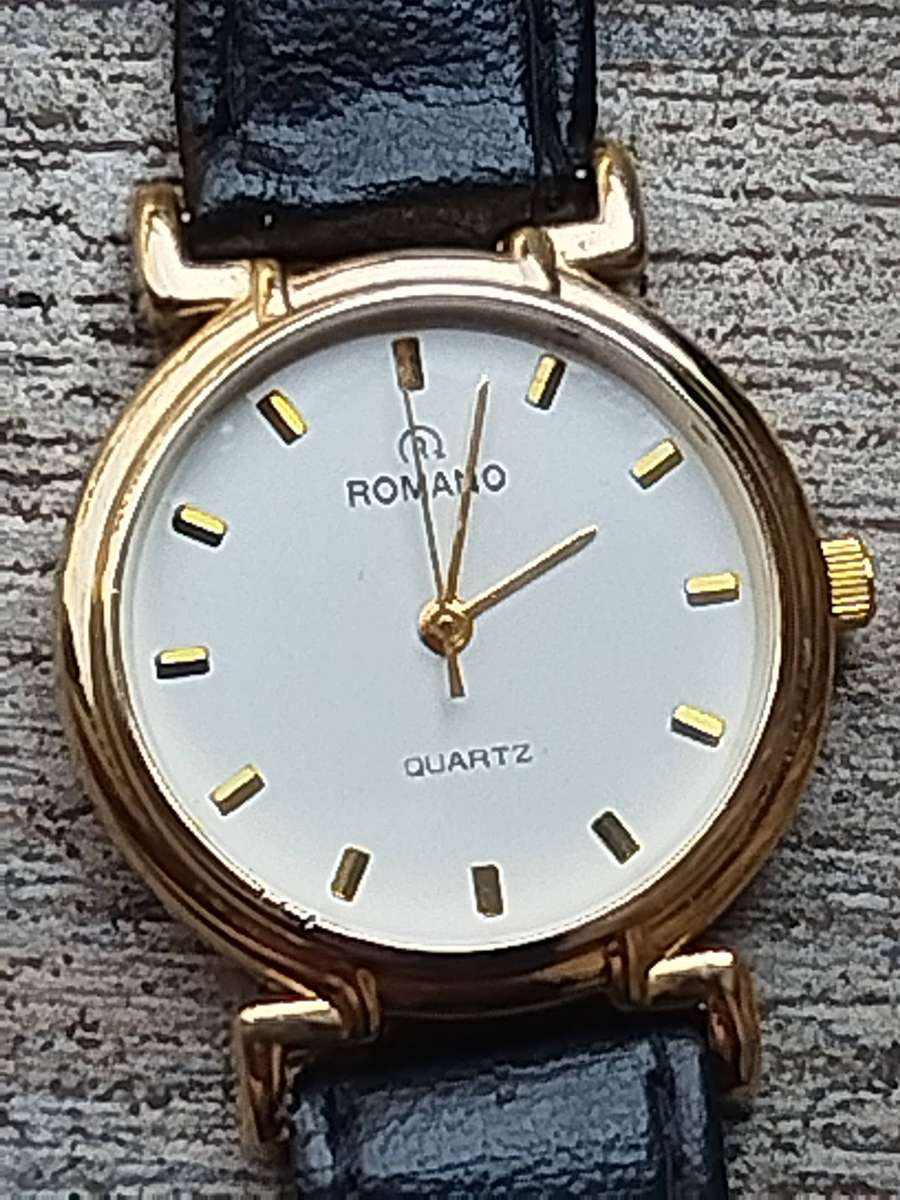 LADIES GOLD ROMANO WATCH IN EXCELLENT WORKING CONDITION