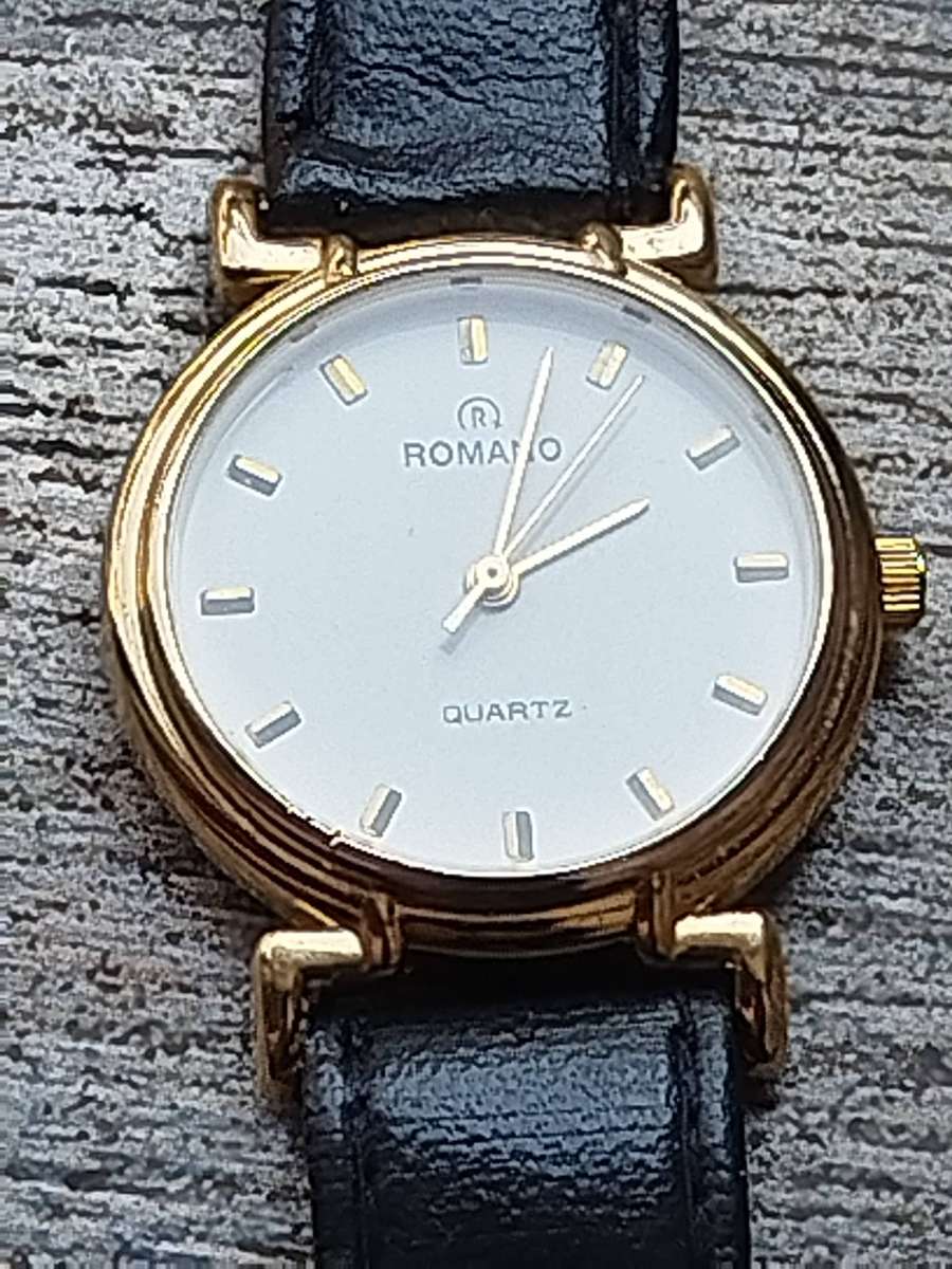 LADIES GOLD ROMANO WATCH IN EXCELLENT WORKING CONDITION