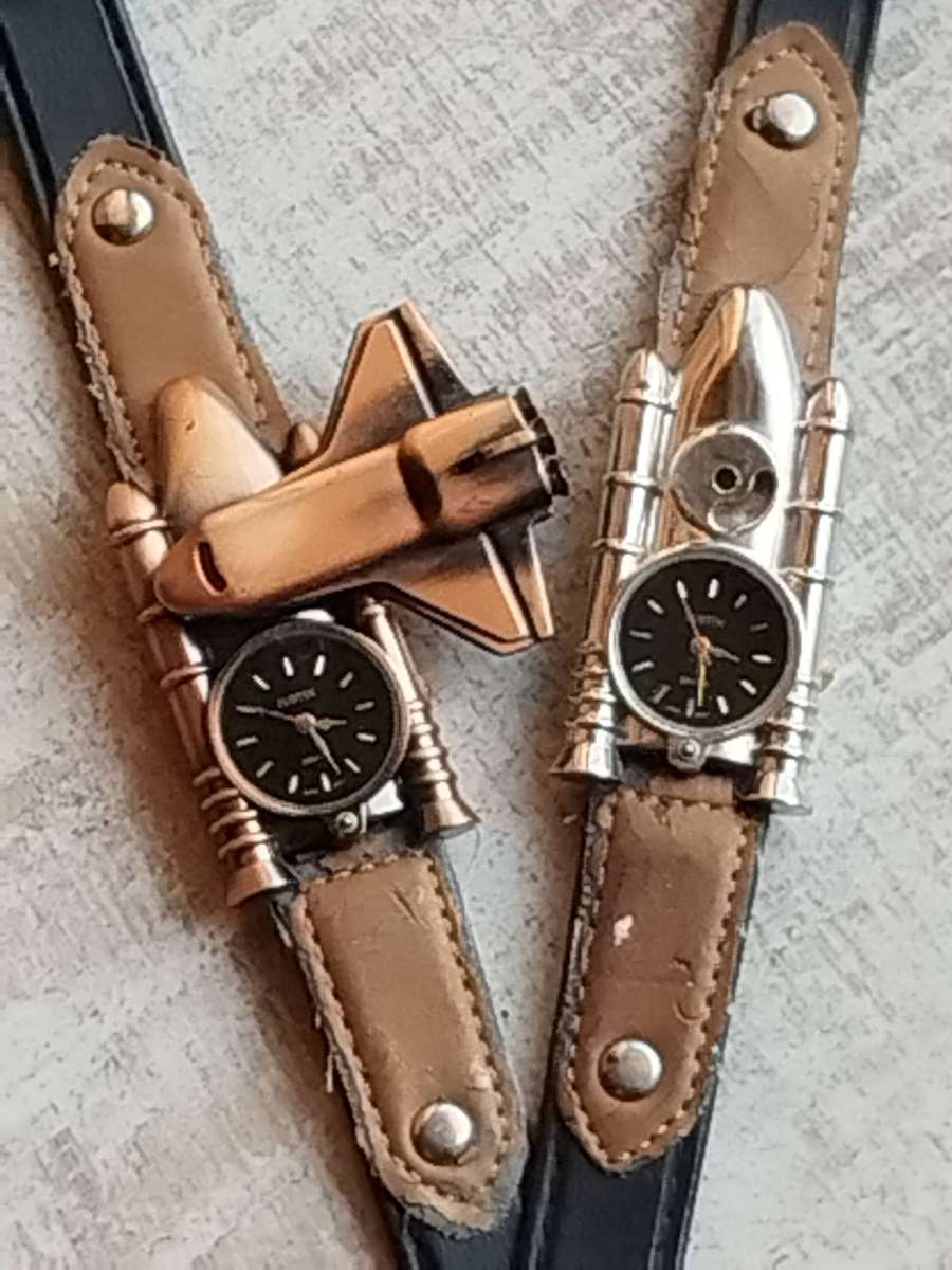 LADIES JUSTIN WATCH SET BOTH IN EXCELLENT WORKING CONDITION - BIDDING FOR BOTH WATCHES