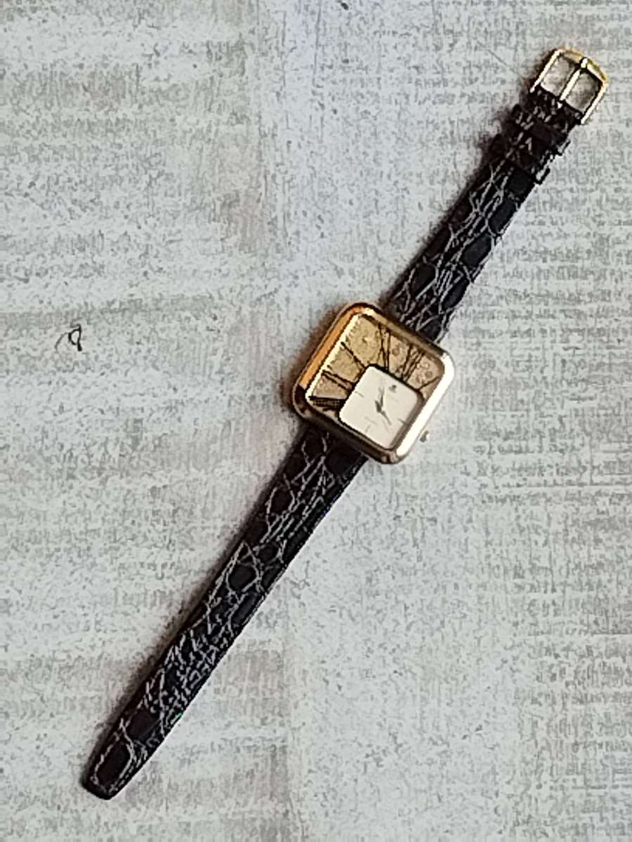 LADIES DEJUNO GOLD 35MM WATCH IN EXCELLENT WORKING CONDITION