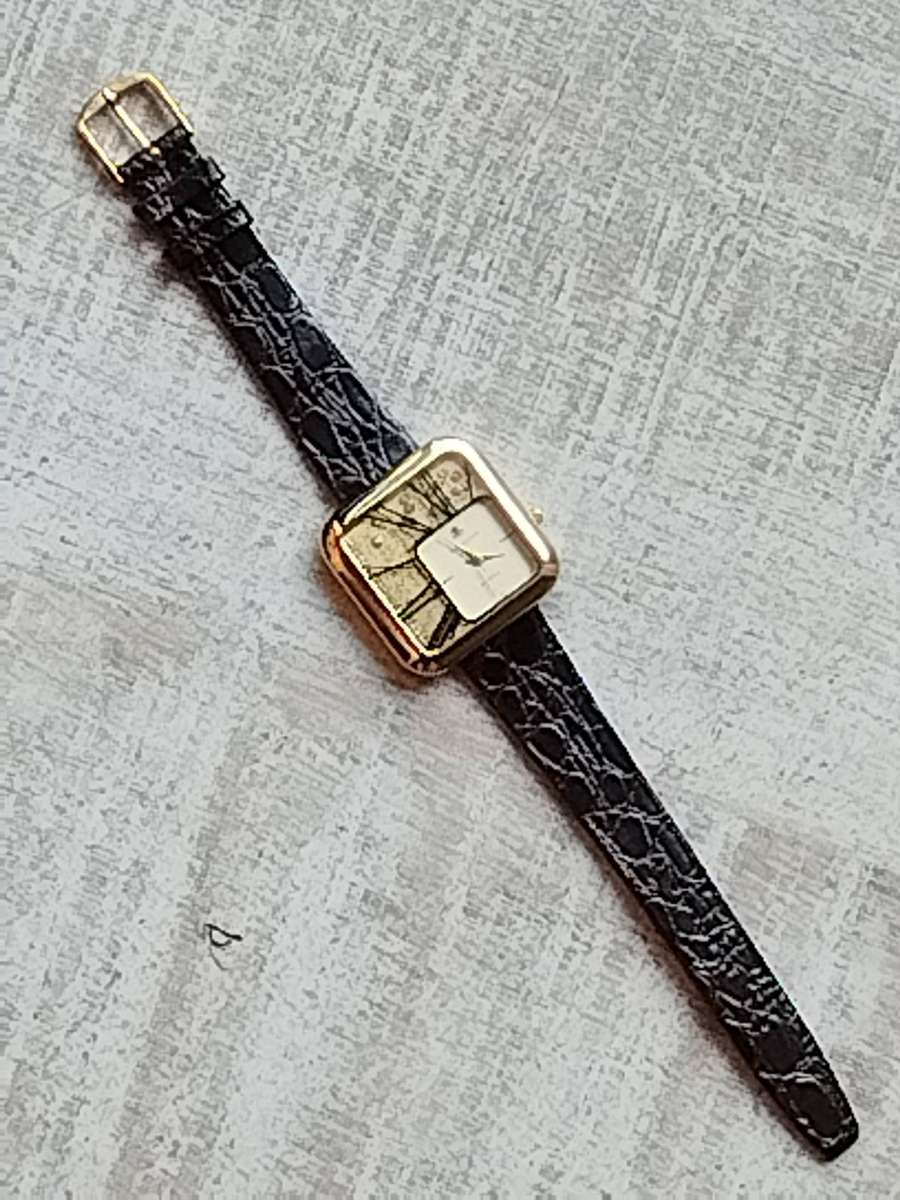 LADIES DEJUNO GOLD 35MM WATCH IN EXCELLENT WORKING CONDITION
