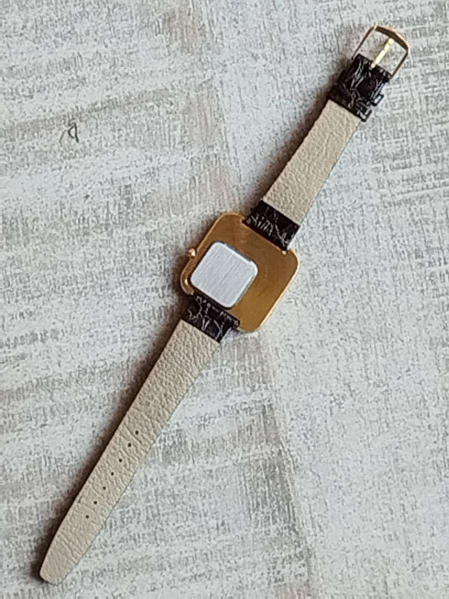 LADIES DEJUNO GOLD 35MM WATCH IN EXCELLENT WORKING CONDITION