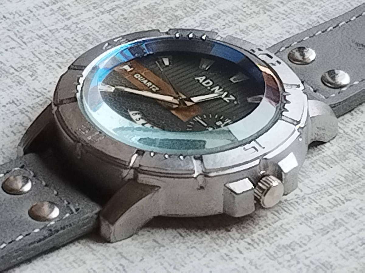 MENS FASHION AD NAZ WATCH WITH DATE FUNCTION IN EXCELLENT WORKING CONDITION