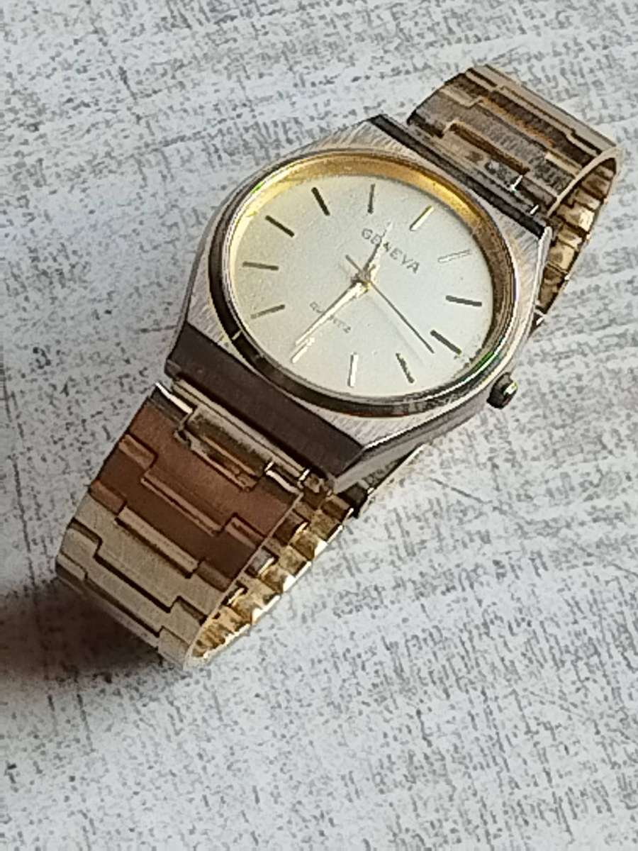 MENS VINTAGE GENEVA WATCH IN EXCELLENT WORKING CONDITION