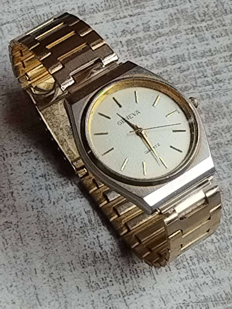 MENS VINTAGE GENEVA WATCH IN EXCELLENT WORKING CONDITION