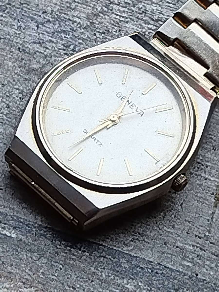 MENS VINTAGE GENEVA WATCH IN EXCELLENT WORKING CONDITION