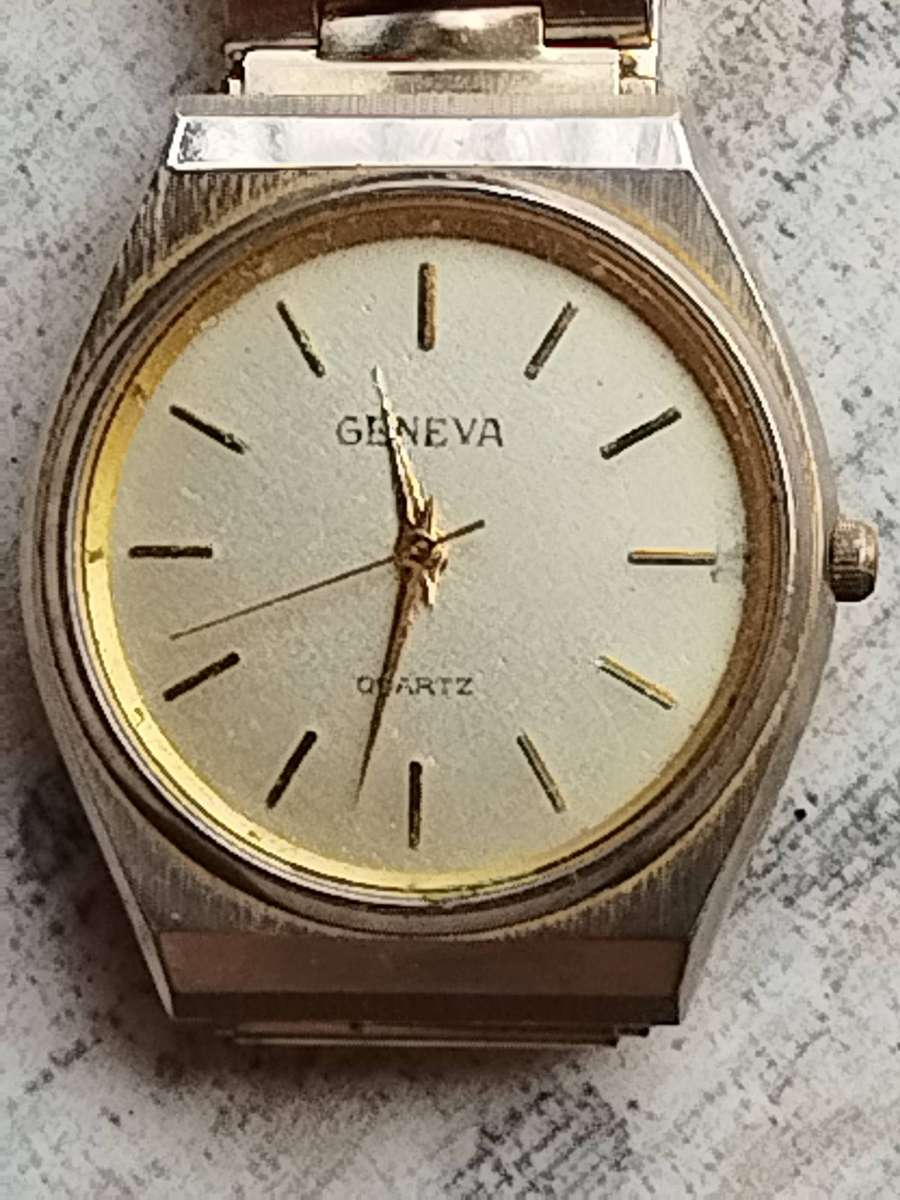 MENS VINTAGE GENEVA WATCH IN EXCELLENT WORKING CONDITION