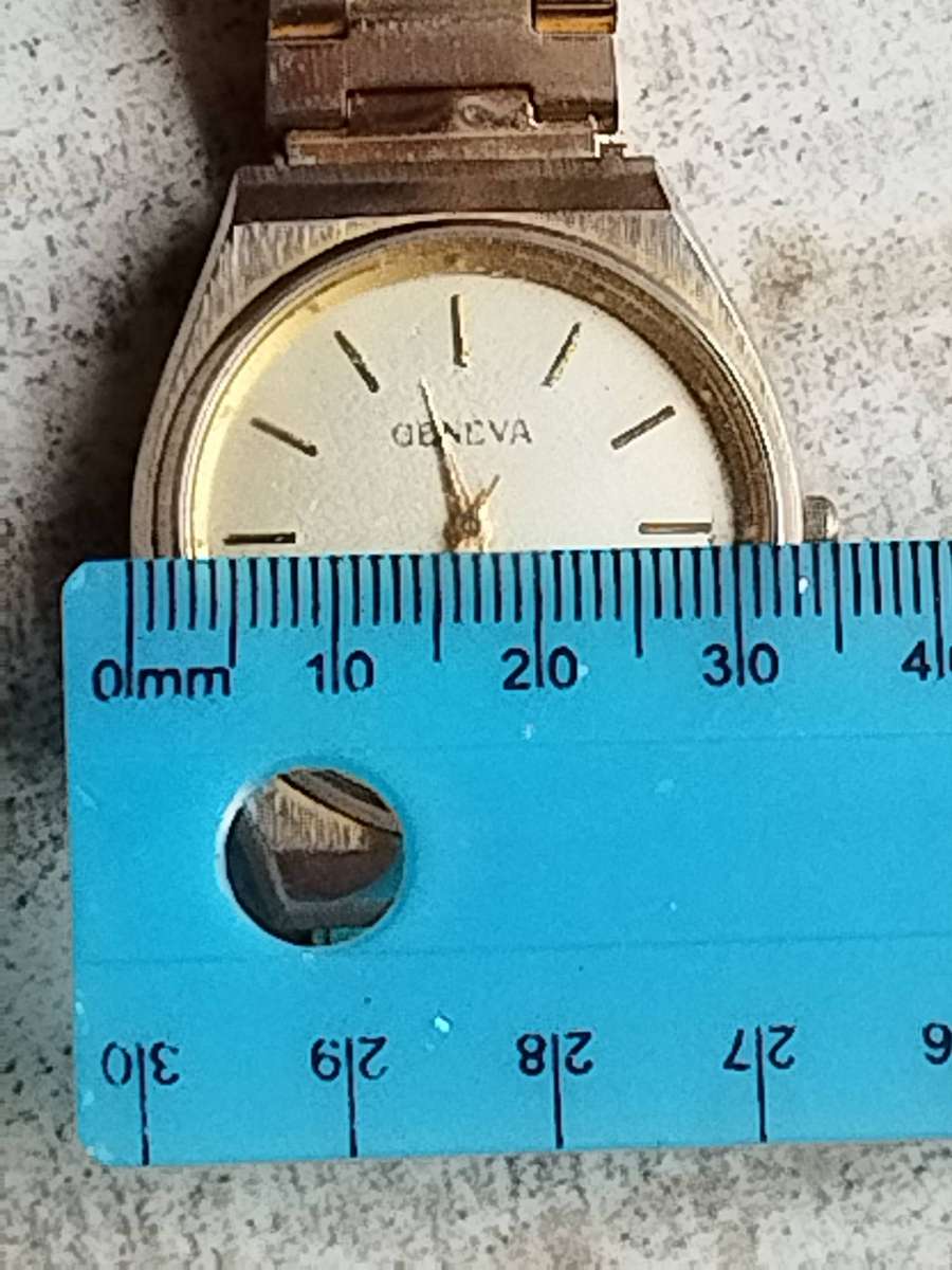 MENS VINTAGE GENEVA WATCH IN EXCELLENT WORKING CONDITION