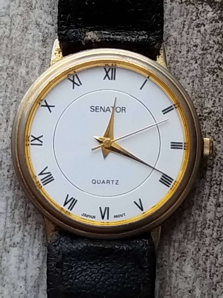 MENS VINTAGE SENATOR WATCH WITH 2 EXTRA FREE LEATHER STRAPS IN EXCELLENT WORKING CONDITION
