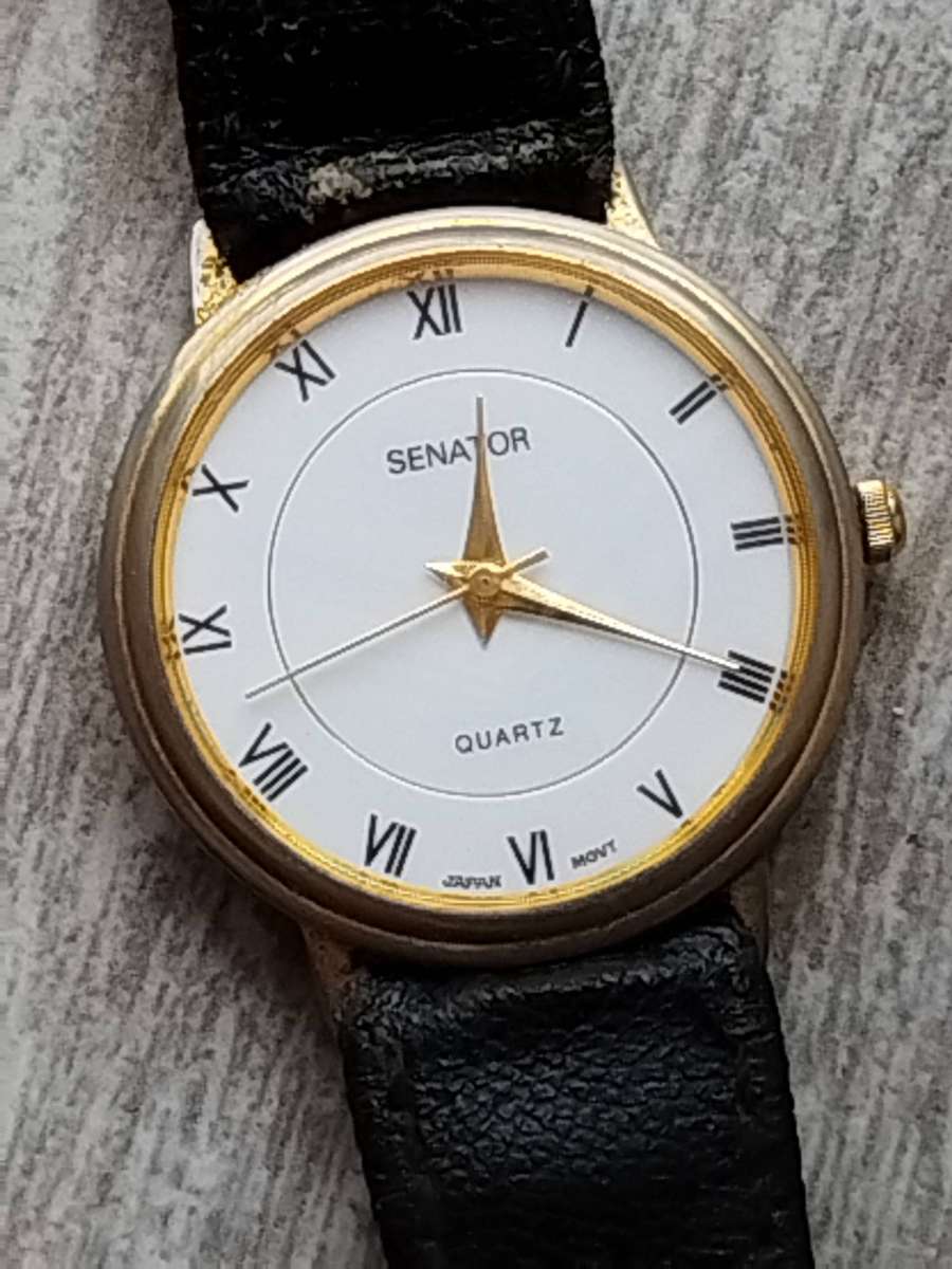 MENS VINTAGE SENATOR WATCH WITH 2 EXTRA FREE LEATHER STRAPS IN EXCELLENT WORKING CONDITION