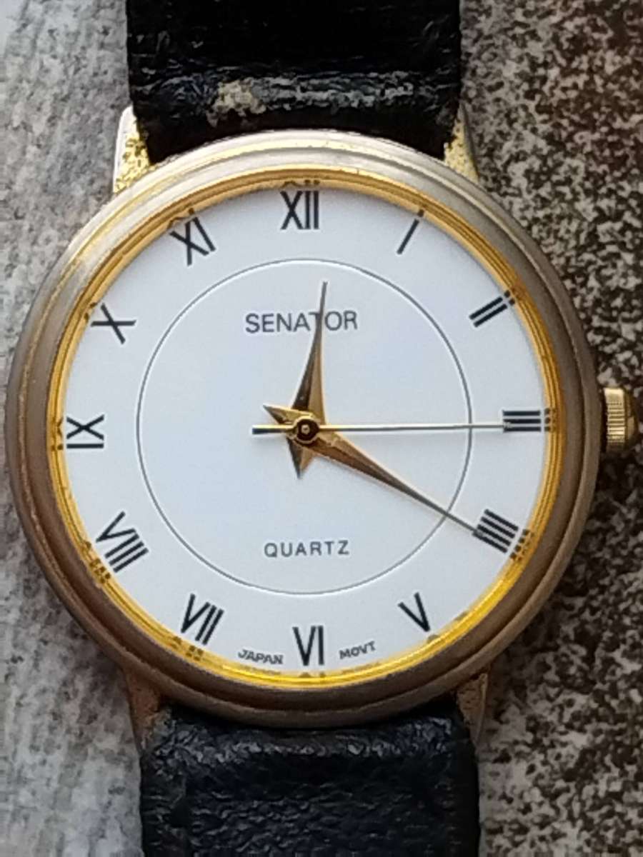 MENS VINTAGE SENATOR WATCH WITH 2 EXTRA FREE LEATHER STRAPS IN EXCELLENT WORKING CONDITION