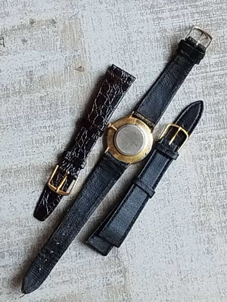 MENS VINTAGE SENATOR WATCH WITH 2 EXTRA FREE LEATHER STRAPS IN EXCELLENT WORKING CONDITION