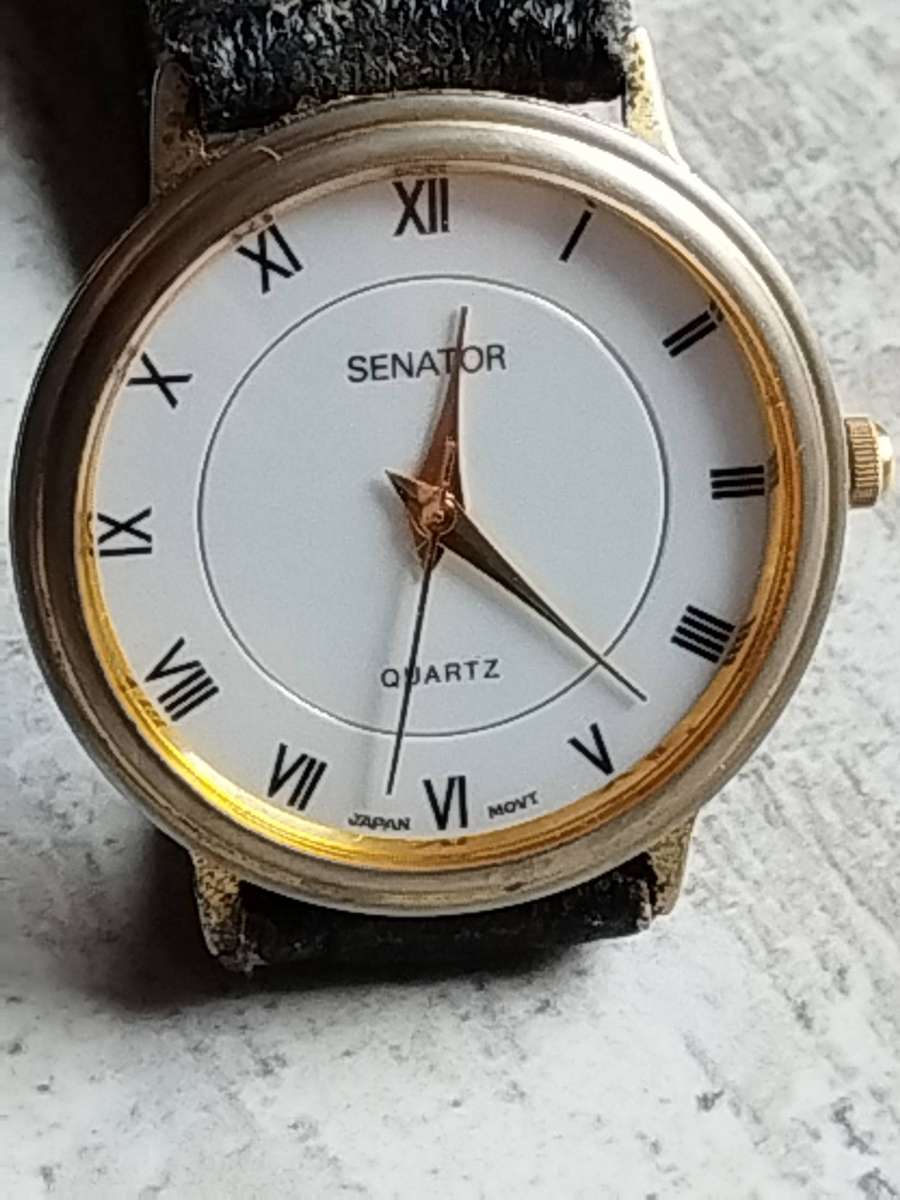 MENS VINTAGE SENATOR WATCH WITH 2 EXTRA FREE LEATHER STRAPS IN EXCELLENT WORKING CONDITION