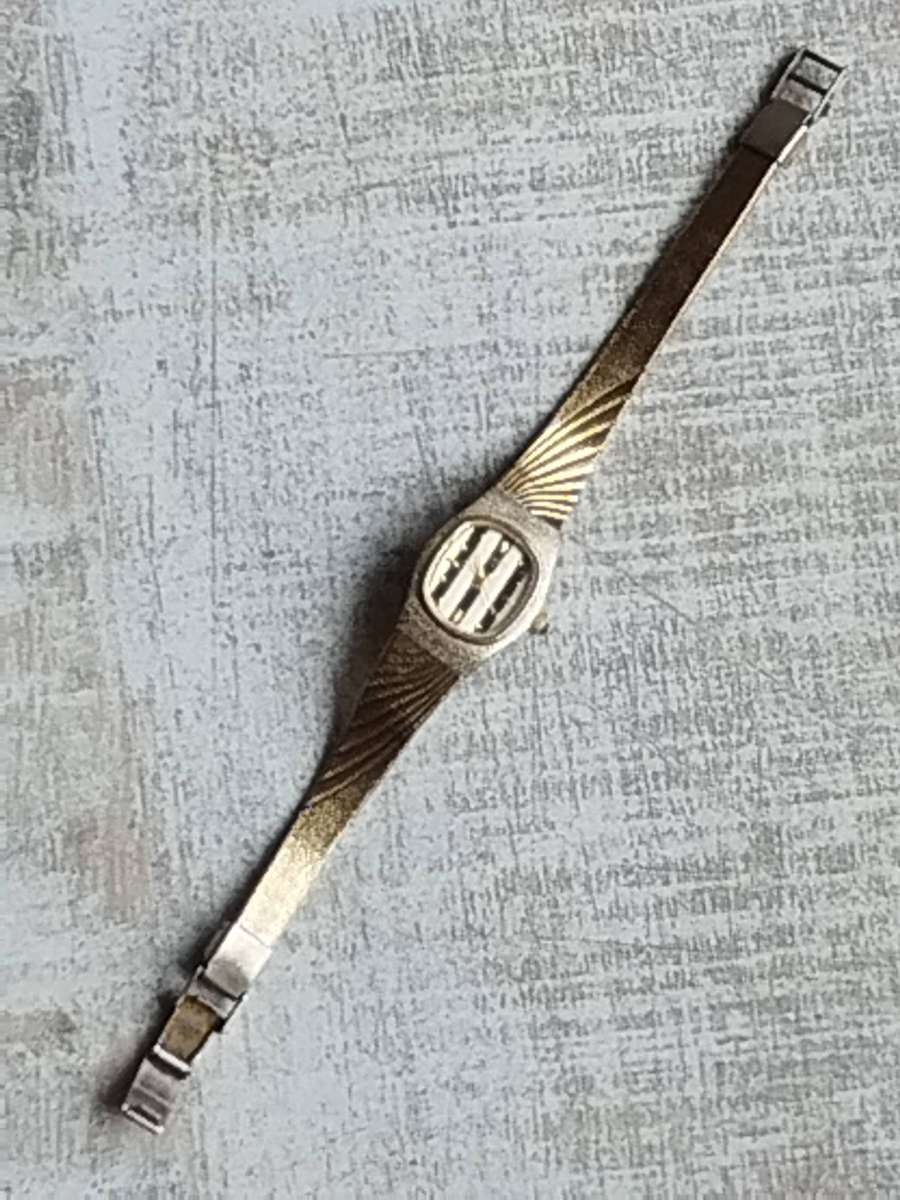 LADIES GOLD PLATED TEMPO WATCH IN EXCELLENT WORKING CONDITION