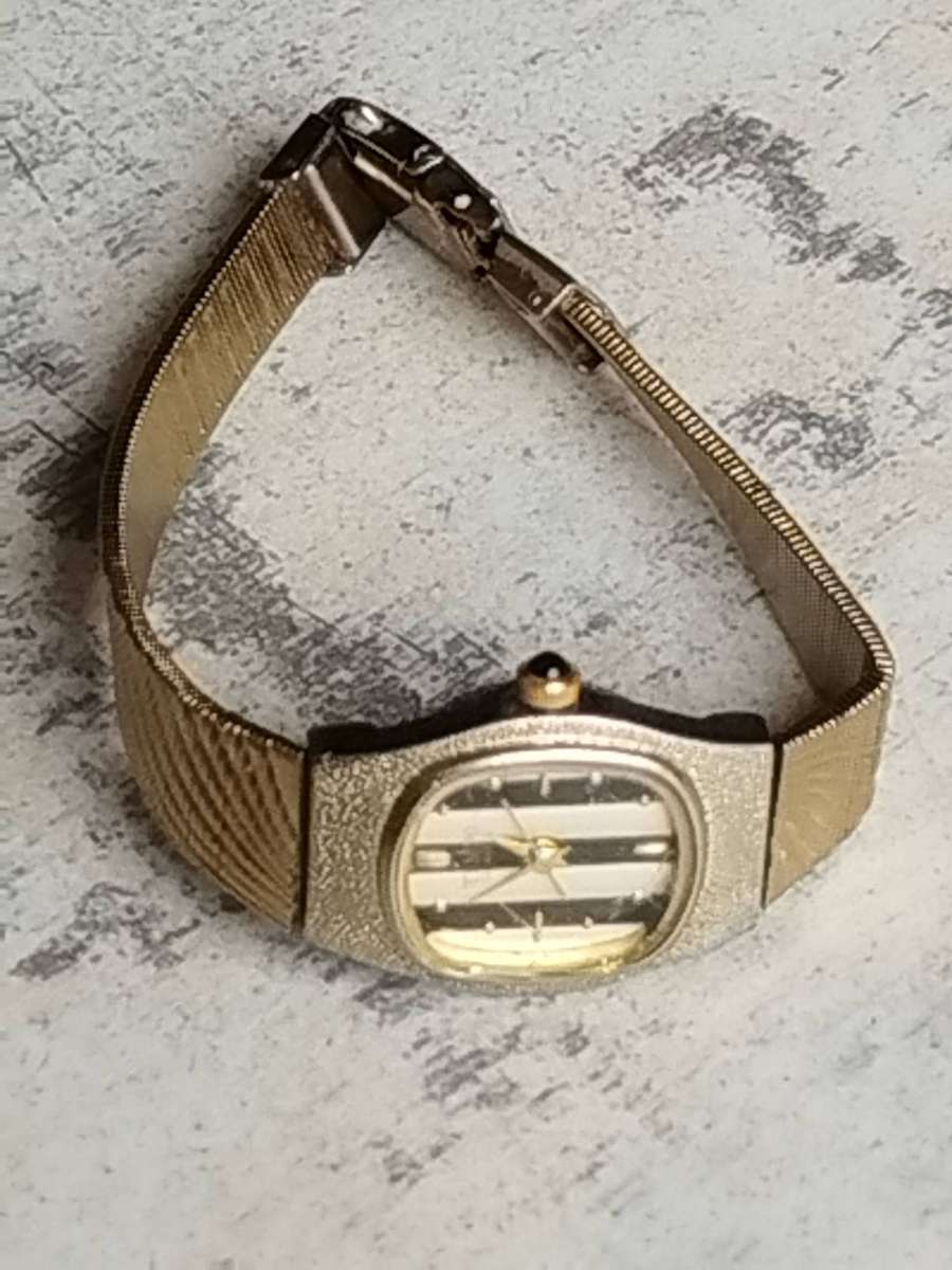 LADIES GOLD PLATED TEMPO WATCH IN EXCELLENT WORKING CONDITION