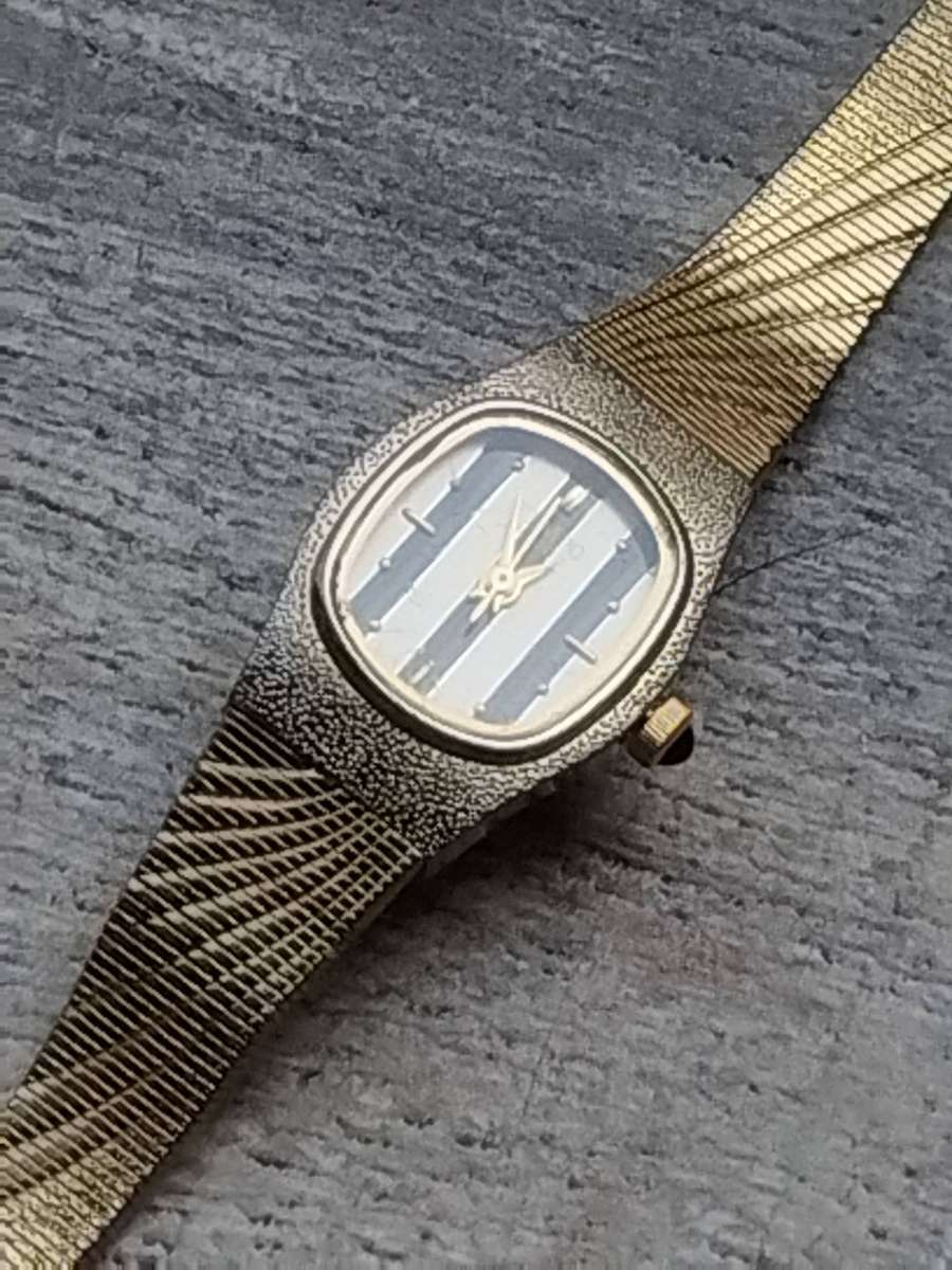 LADIES GOLD PLATED TEMPO WATCH IN EXCELLENT WORKING CONDITION