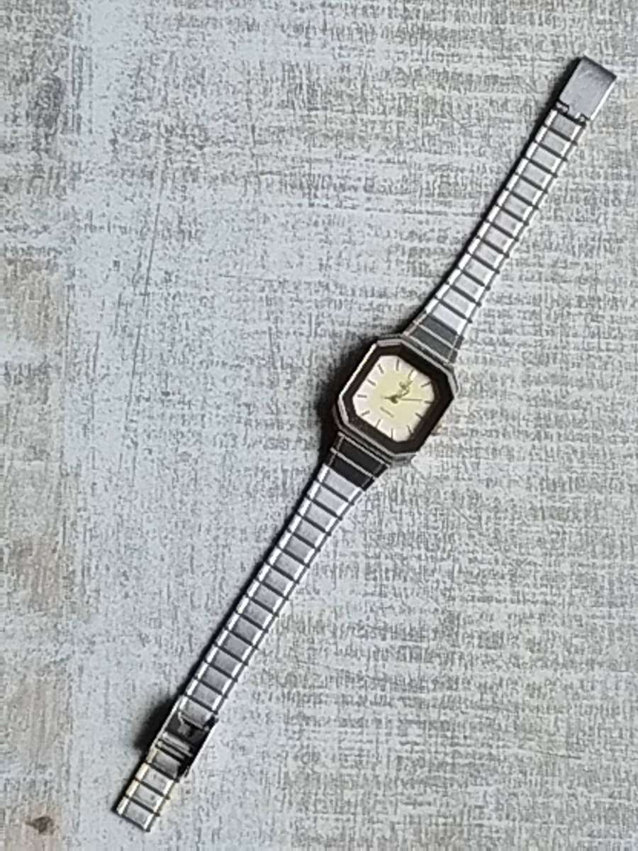 LADIES Q&Q STAINLESS STEEL SILVER AND GOLD WATCH IN EXCELLENT WORKING CONDITION