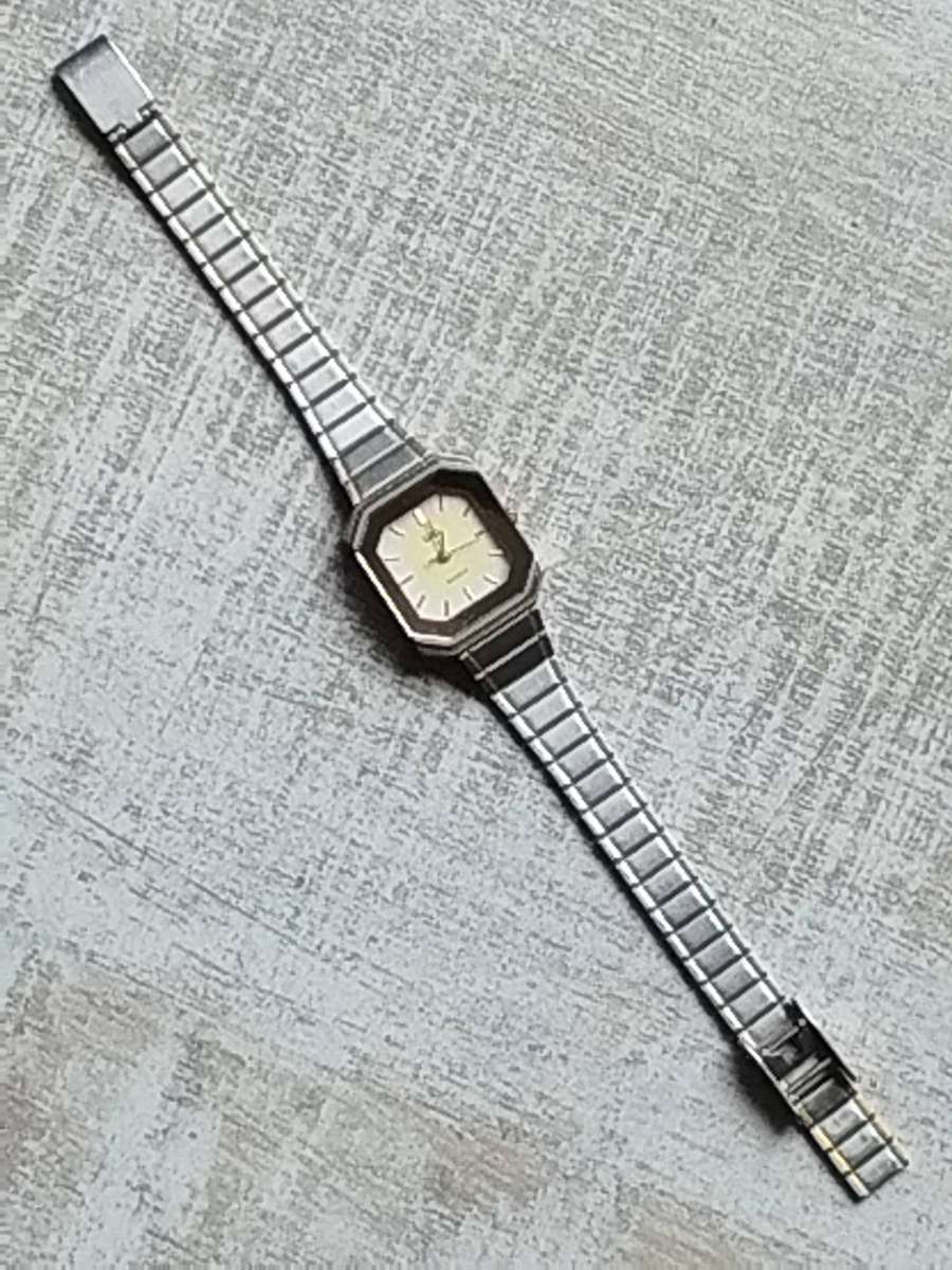 LADIES Q&Q STAINLESS STEEL SILVER AND GOLD WATCH IN EXCELLENT WORKING CONDITION