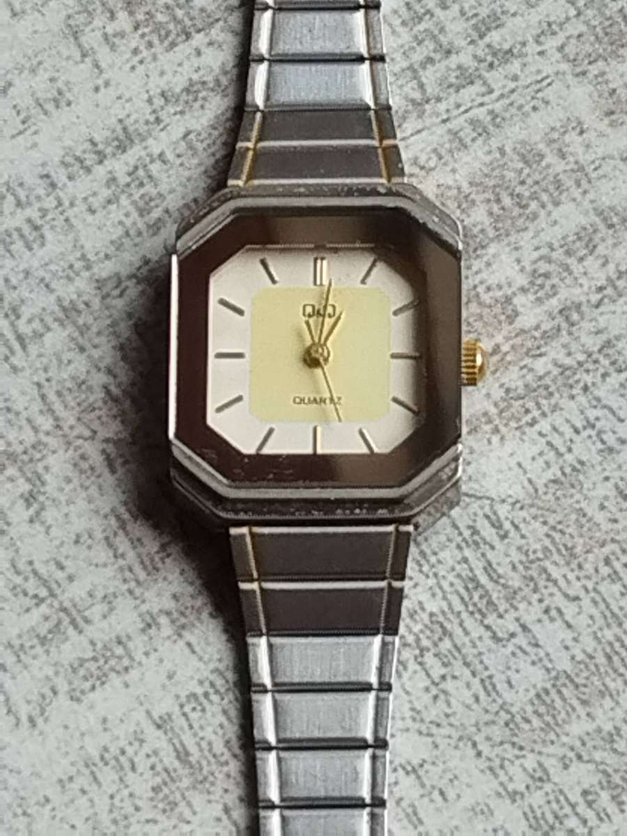 LADIES Q&Q STAINLESS STEEL SILVER AND GOLD WATCH IN EXCELLENT WORKING CONDITION