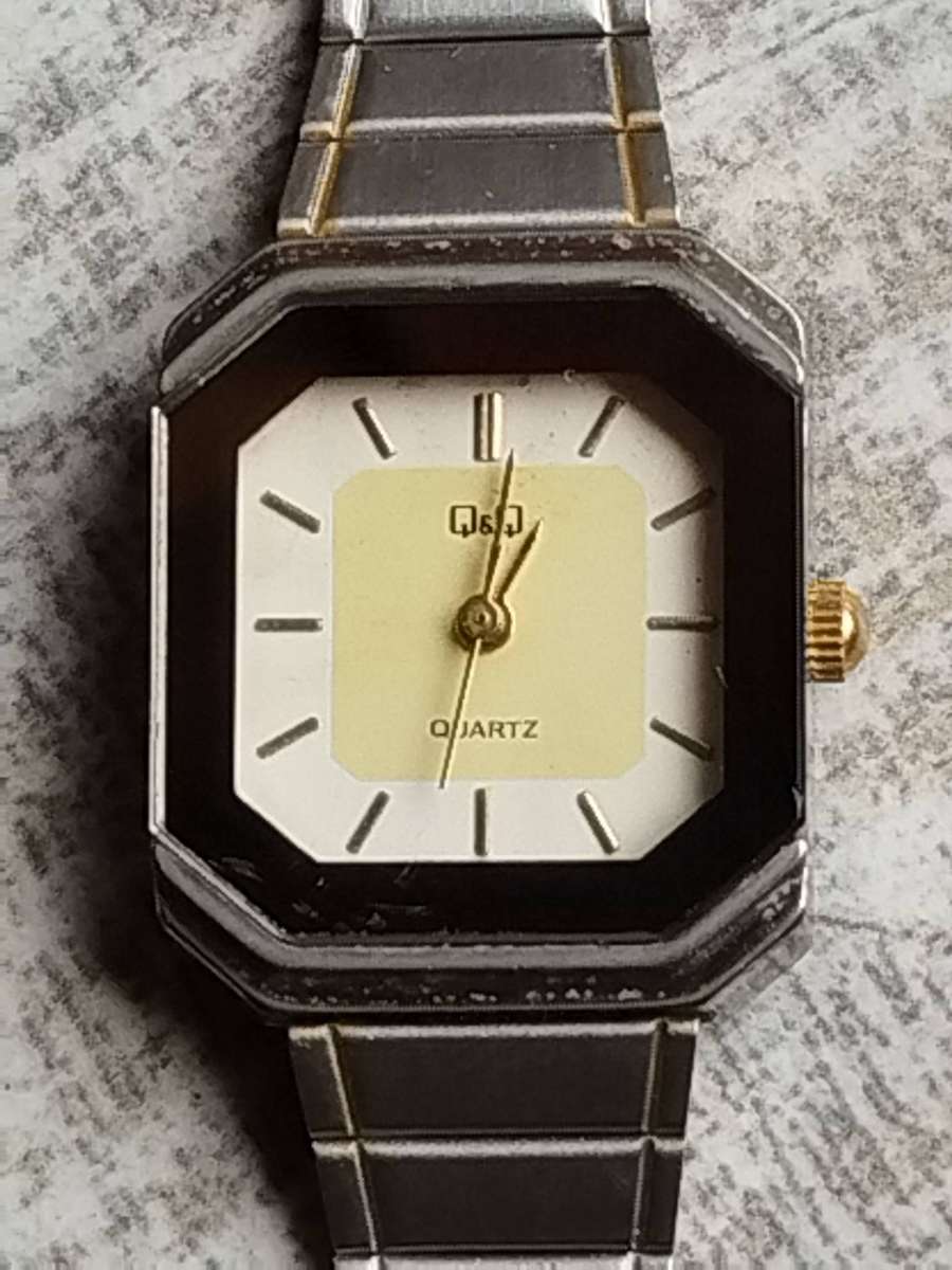 LADIES Q&Q STAINLESS STEEL SILVER AND GOLD WATCH IN EXCELLENT WORKING CONDITION