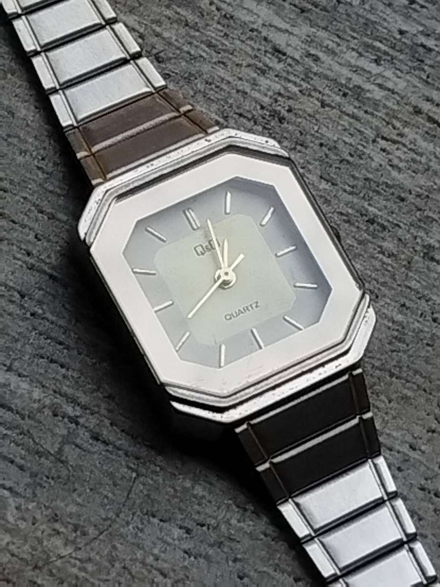 LADIES Q&Q STAINLESS STEEL SILVER AND GOLD WATCH IN EXCELLENT WORKING CONDITION
