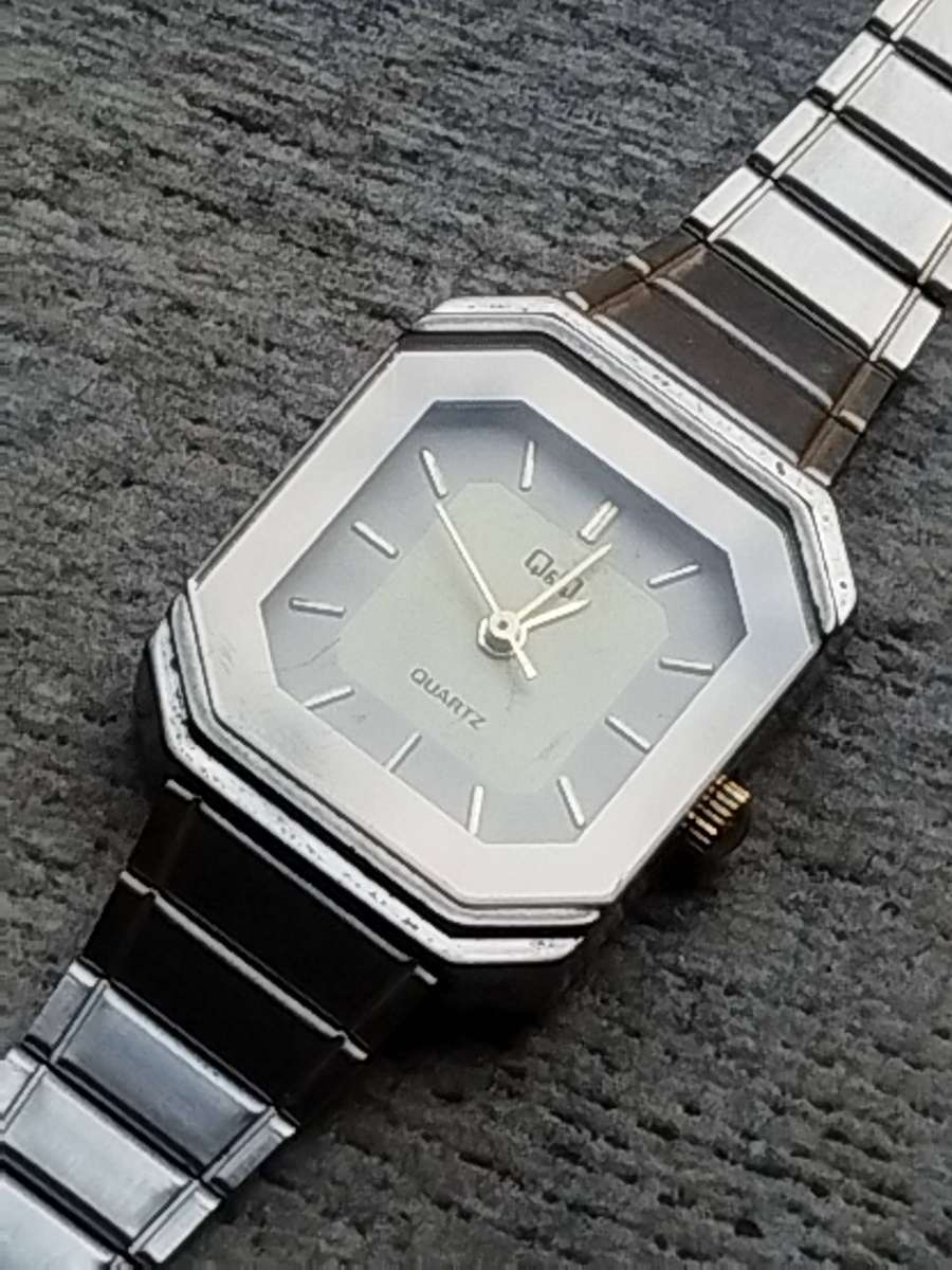 LADIES Q&Q STAINLESS STEEL SILVER AND GOLD WATCH IN EXCELLENT WORKING CONDITION