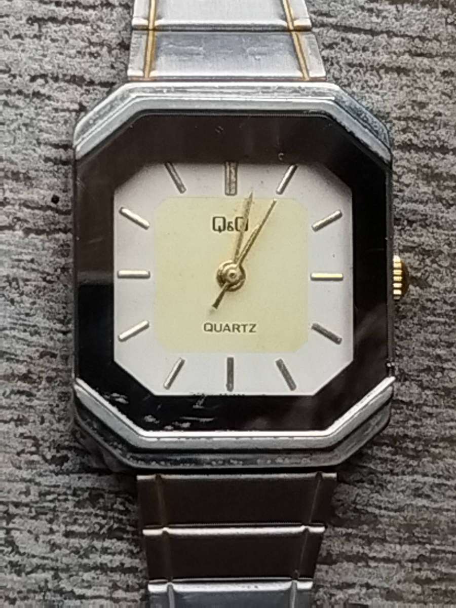 LADIES Q&Q STAINLESS STEEL SILVER AND GOLD WATCH IN EXCELLENT WORKING CONDITION