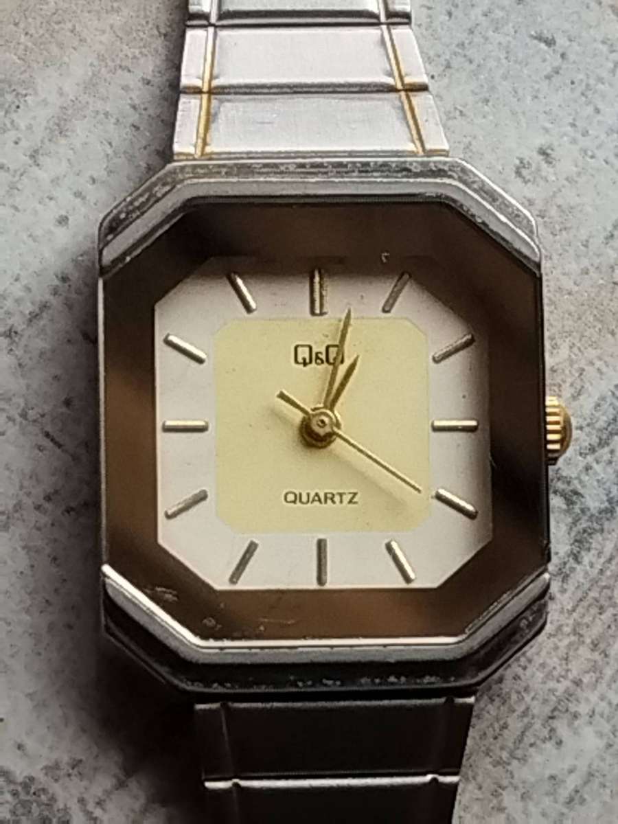 LADIES Q&Q STAINLESS STEEL SILVER AND GOLD WATCH IN EXCELLENT WORKING CONDITION
