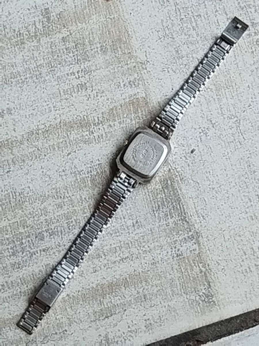 LADIES Q&Q STAINLESS STEEL SILVER AND GOLD WATCH IN EXCELLENT WORKING CONDITION