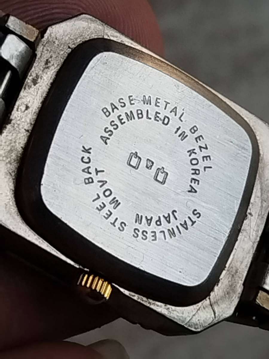 LADIES Q&Q STAINLESS STEEL SILVER AND GOLD WATCH IN EXCELLENT WORKING CONDITION