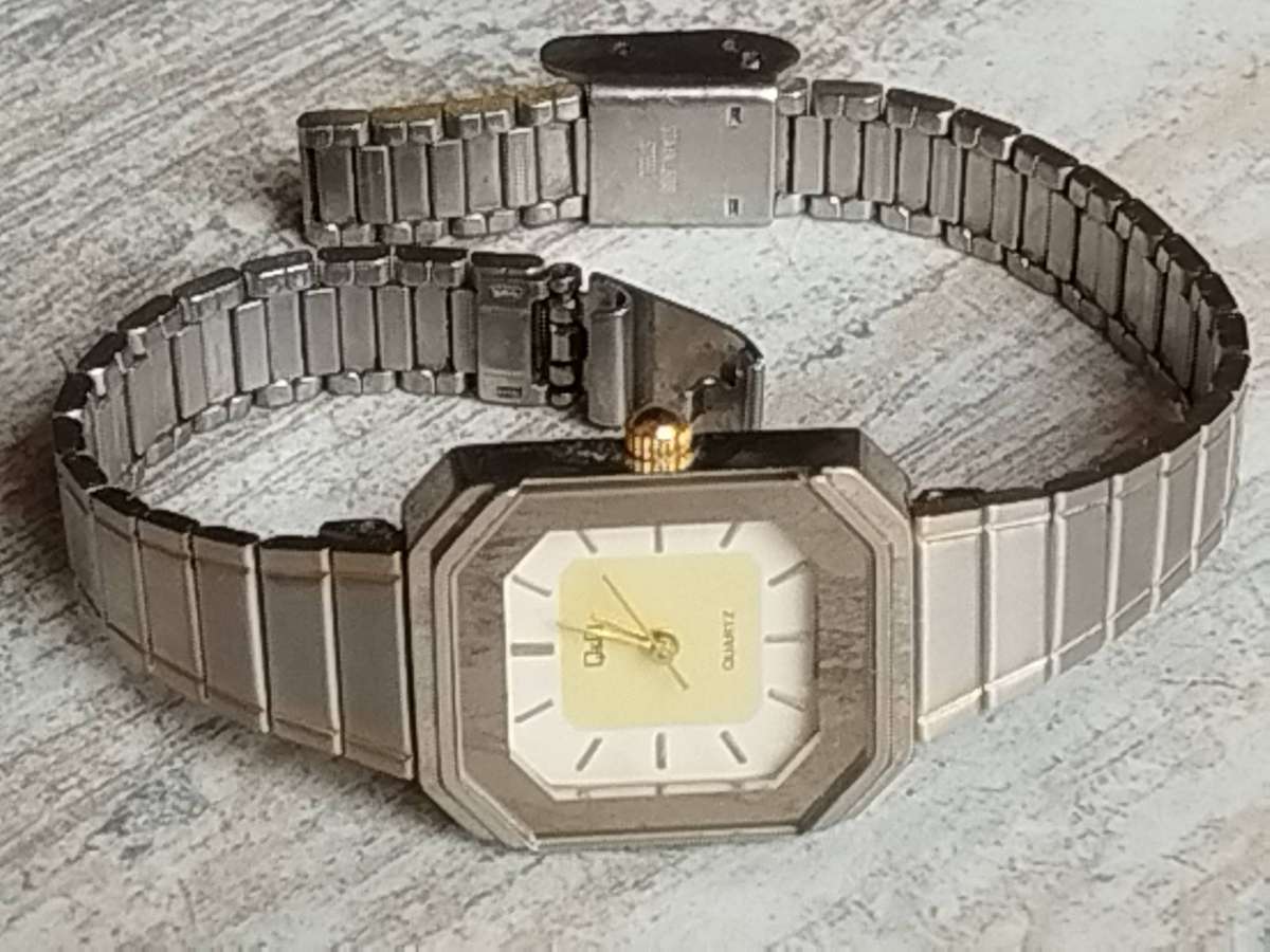 LADIES Q&Q STAINLESS STEEL SILVER AND GOLD WATCH IN EXCELLENT WORKING CONDITION