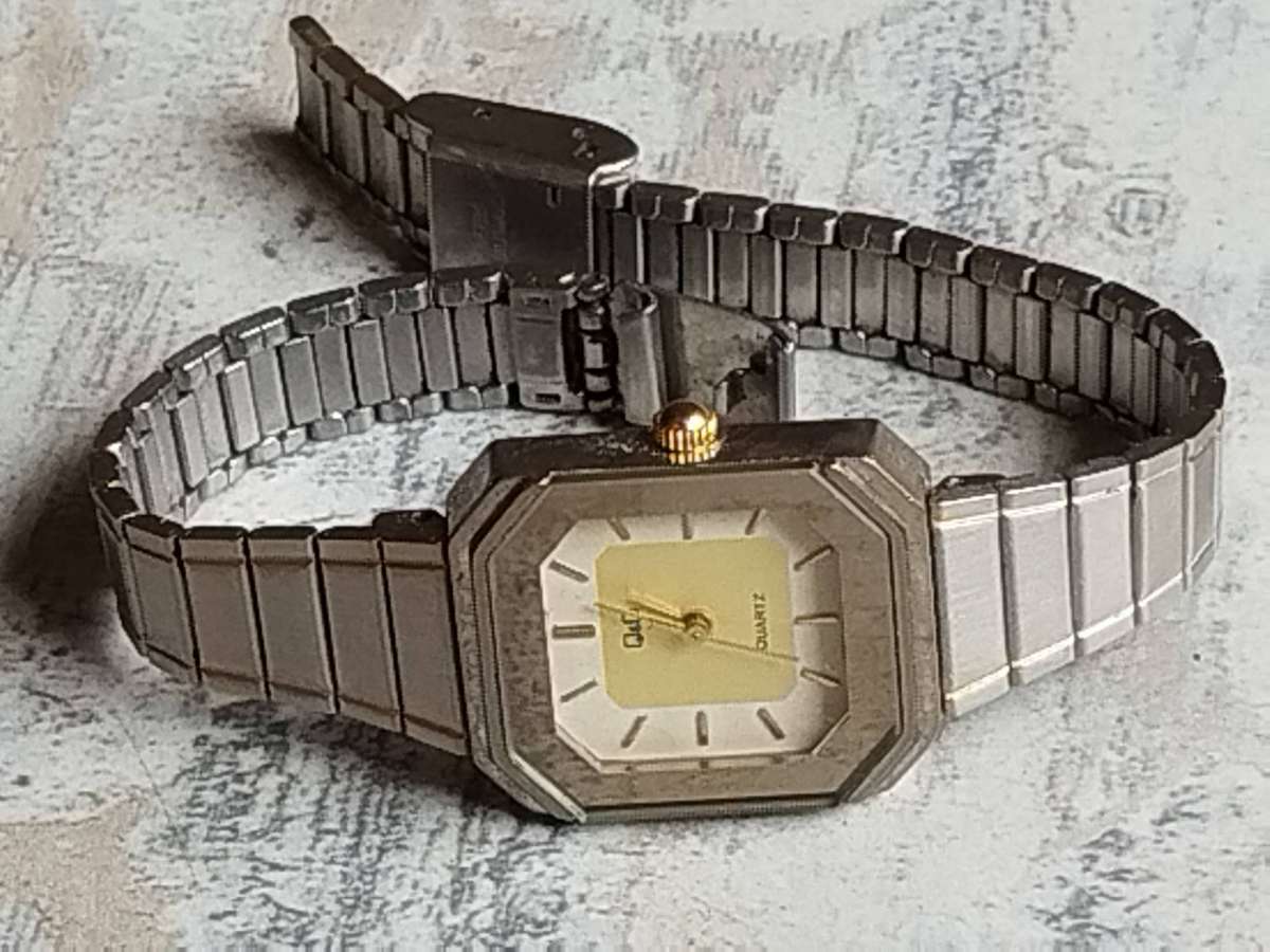 LADIES Q&Q STAINLESS STEEL SILVER AND GOLD WATCH IN EXCELLENT WORKING CONDITION