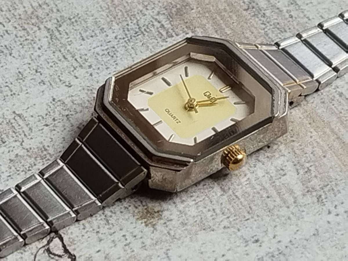 LADIES Q&Q STAINLESS STEEL SILVER AND GOLD WATCH IN EXCELLENT WORKING CONDITION